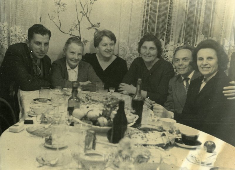 KKE 4174-169.jpg - Fotografia rodzinna Zabagońskich. Druga od lewej Genowefa Zabagońska, czwarta od lewej Jadwiga Zabagońska z mężem Eugeniuszem.